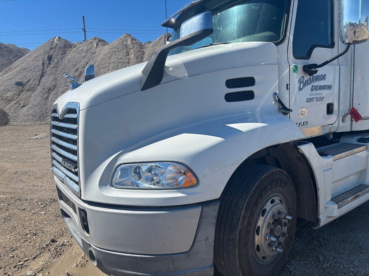 #2161-•-2015-mack-cxu600-sleeper-cab-truck-tractor-image-7