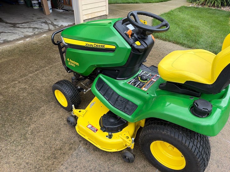 2021-john-deere-x390-image-16