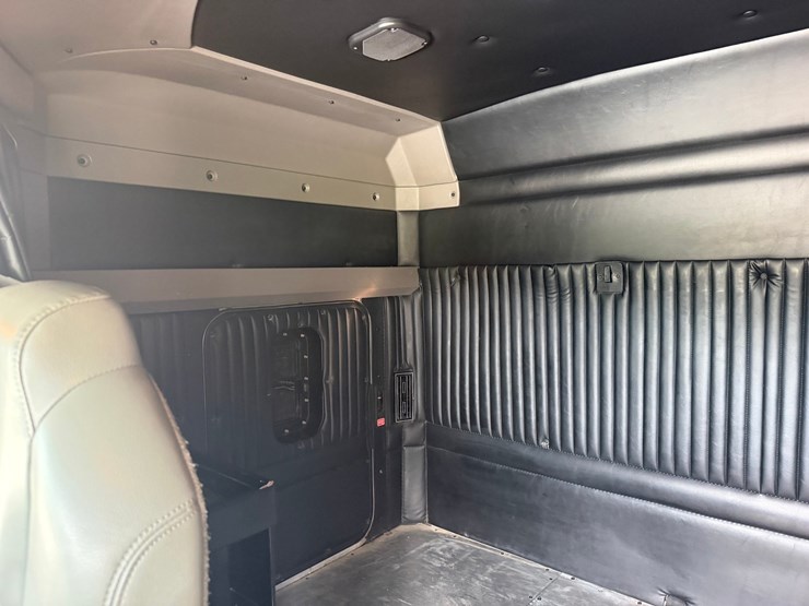2016-kenworth-w900l-image-36