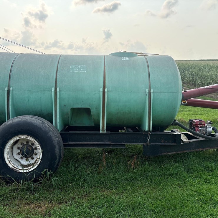 1500 Gallon Portable Water Tank Trailer w/ Pump
