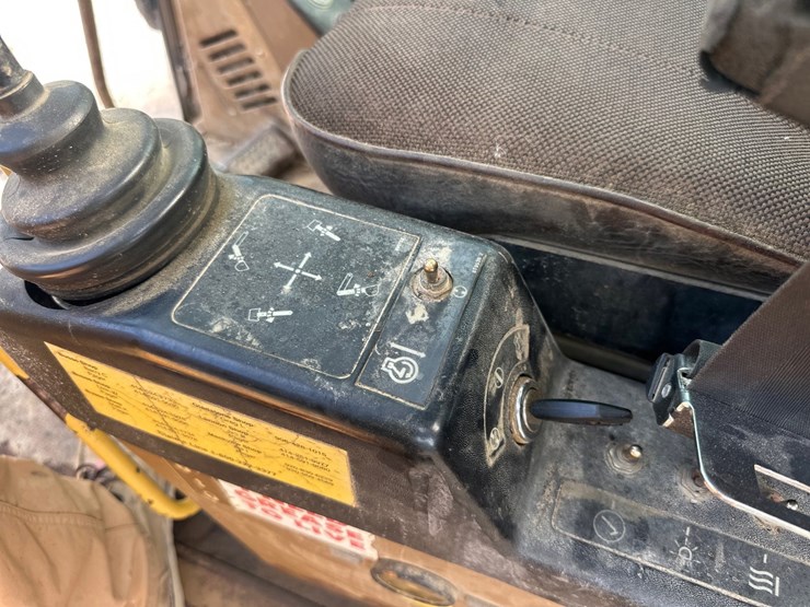 caterpillar-225d-lc-image-45