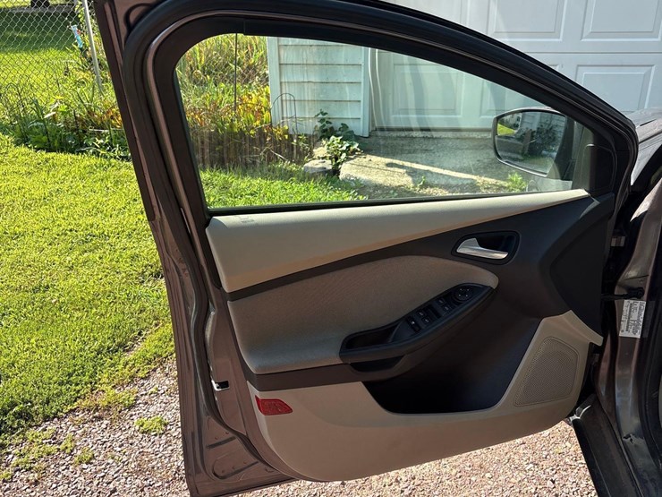 2014-ford-focus-se-car-image-22