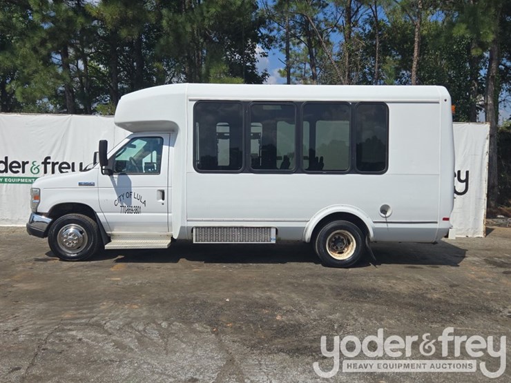 2017-ford-e350-image-2