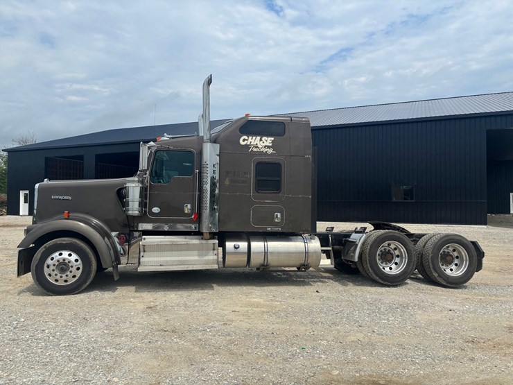 2012-kenworth-w900-image-2