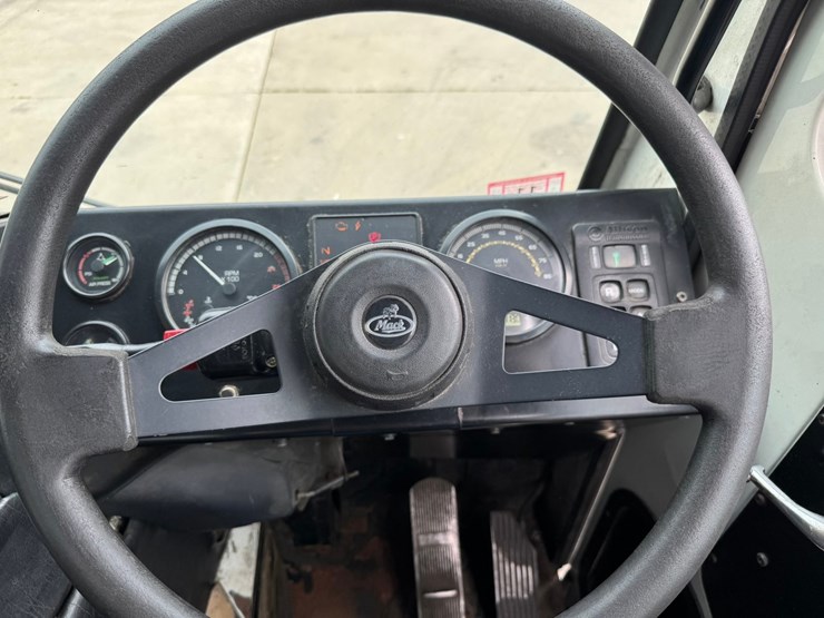 2015-mack-leu613-image-61