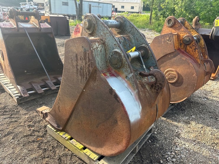 #2704-•-approx-31"-excavator-bucket-image-4