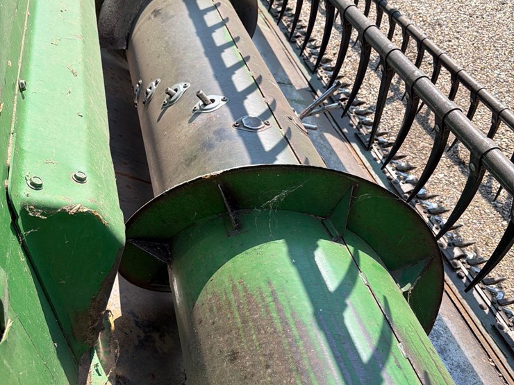 john-deere-220-image-36