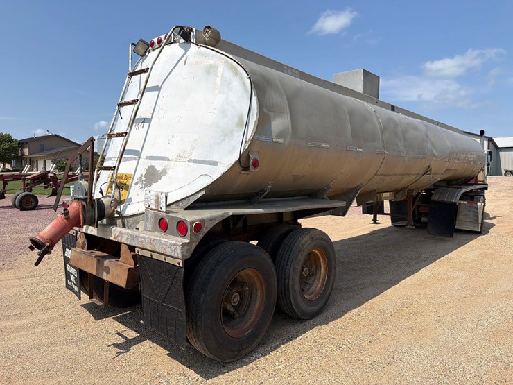 1960-fruehauf-tanker-image-4
