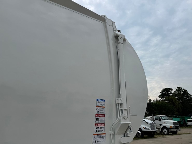 2016-mack-mru613-image-22