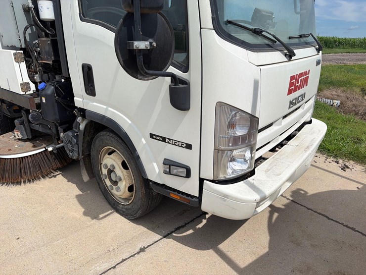 2015-isuzu-nrr-image-16