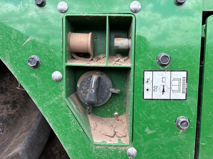 2022-john-deere-640-image-50