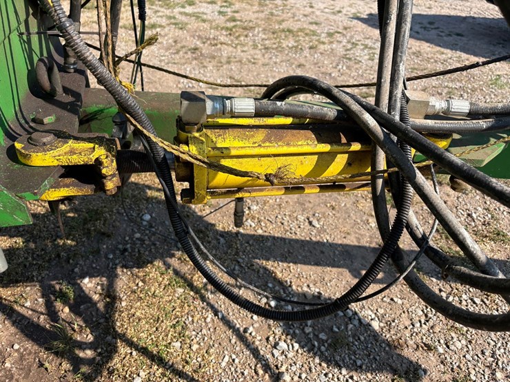 john-deere-338-image-13