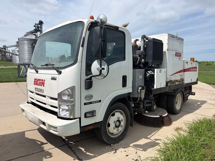 2015-isuzu-nrr-image-1