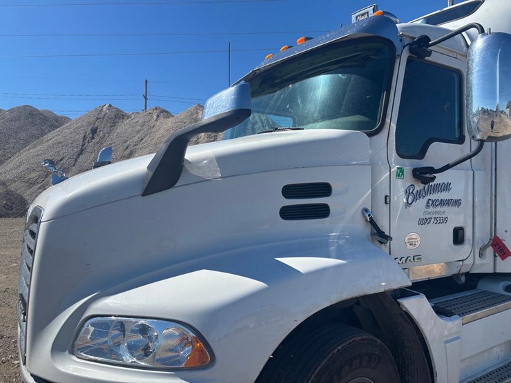 #2161-•-2015-mack-cxu600-sleeper-cab-truck-tractor-image-8