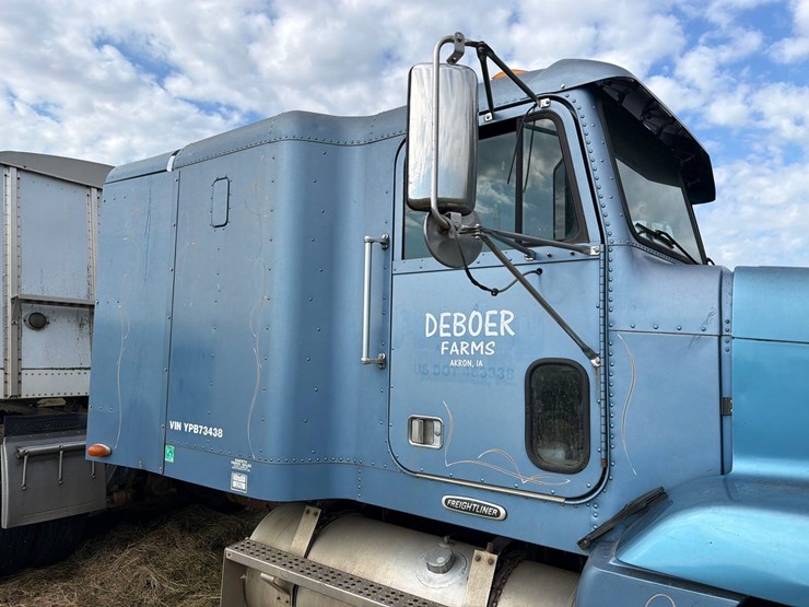 2000-freightliner-fld120-image-27