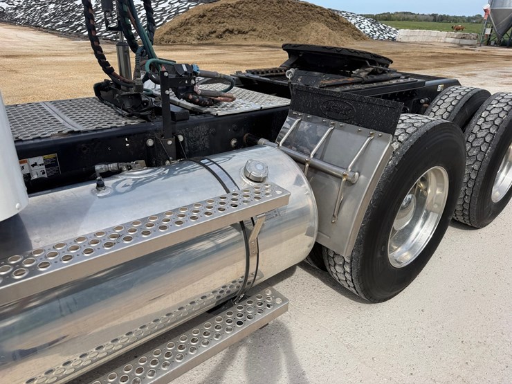 2016-kenworth-w900l-image-15