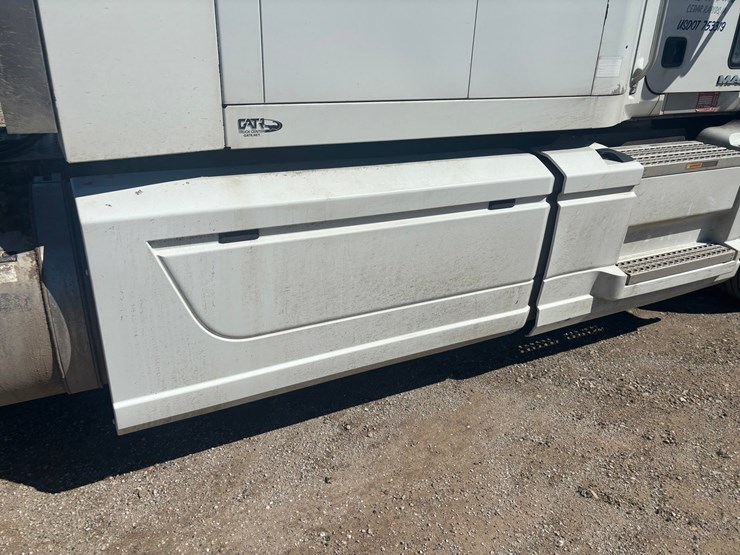 #2161-•-2015-mack-cxu600-sleeper-cab-truck-tractor-image-23