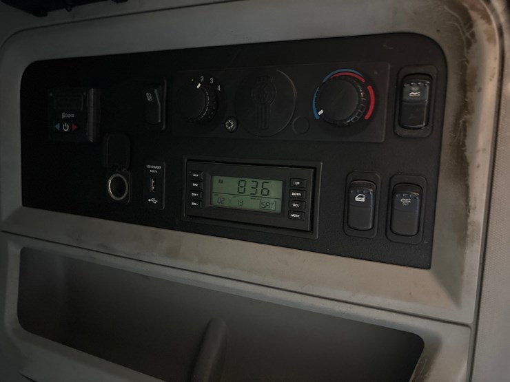 2014-kenworth-t680-image-57