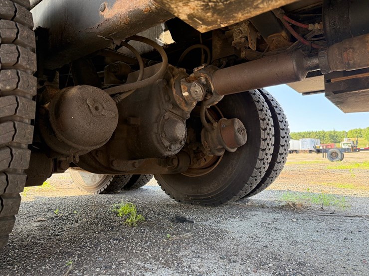 2003-freightliner-fl80-image-45