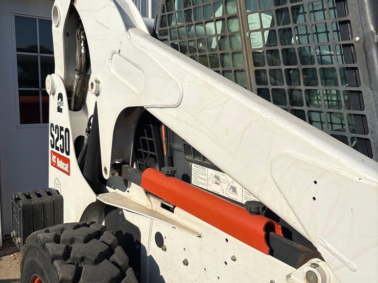 2008-bobcat-s250-image-24