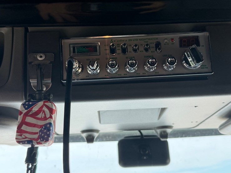 2016-kenworth-w900l-image-51