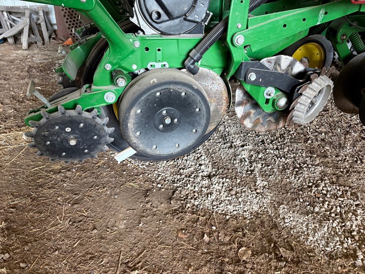 john-deere-1775-image-26