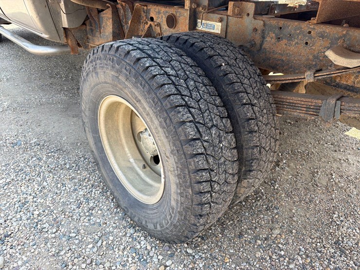 2001-chevrolet-k3500-image-16
