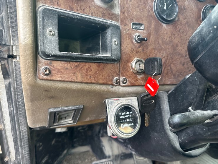 2006-peterbilt-335-image-38