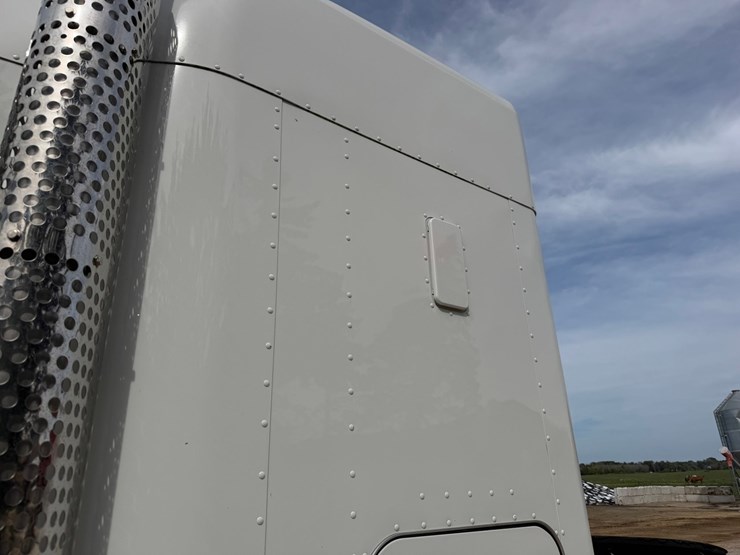 2016-kenworth-w900l-image-14