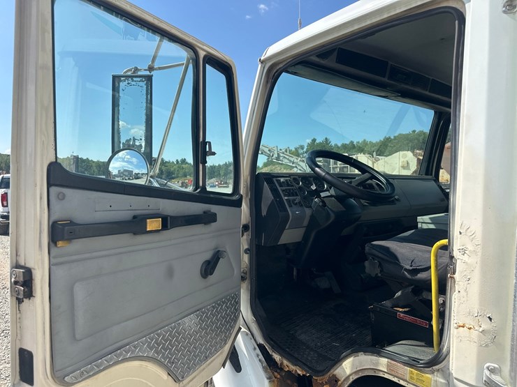 2000-freightliner-fl60-image-34