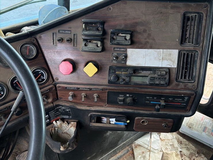 2000-freightliner-fld120-image-49