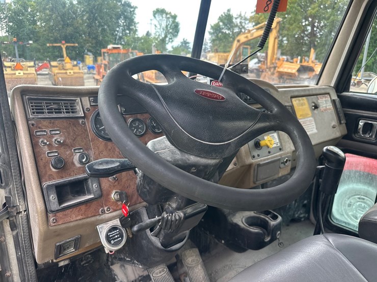 2006-peterbilt-335-image-35