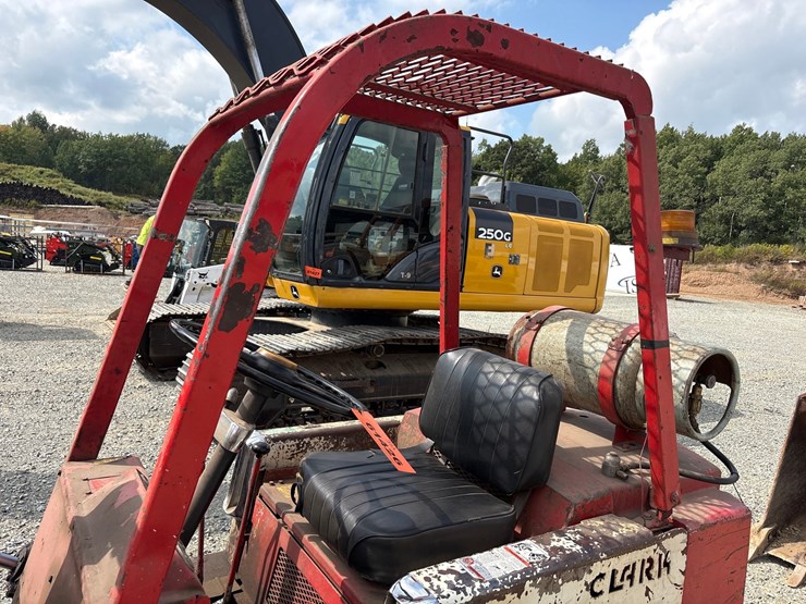 #61426-•-clark-forklift-image-9