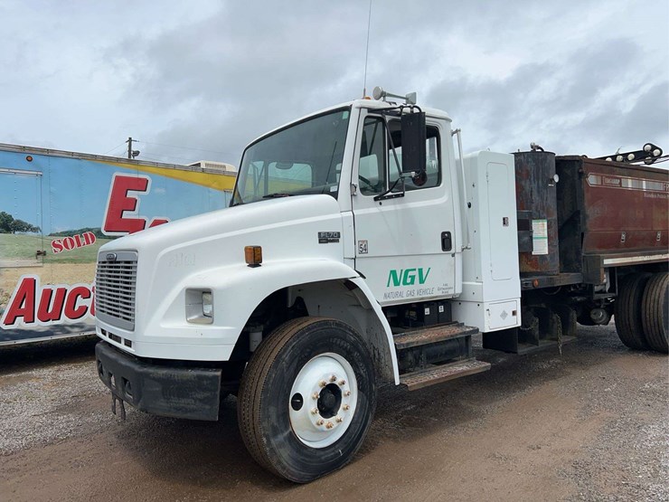 2004-freightliner-fl70-image-3