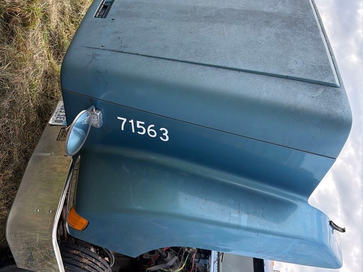 2000-freightliner-fld120-image-72