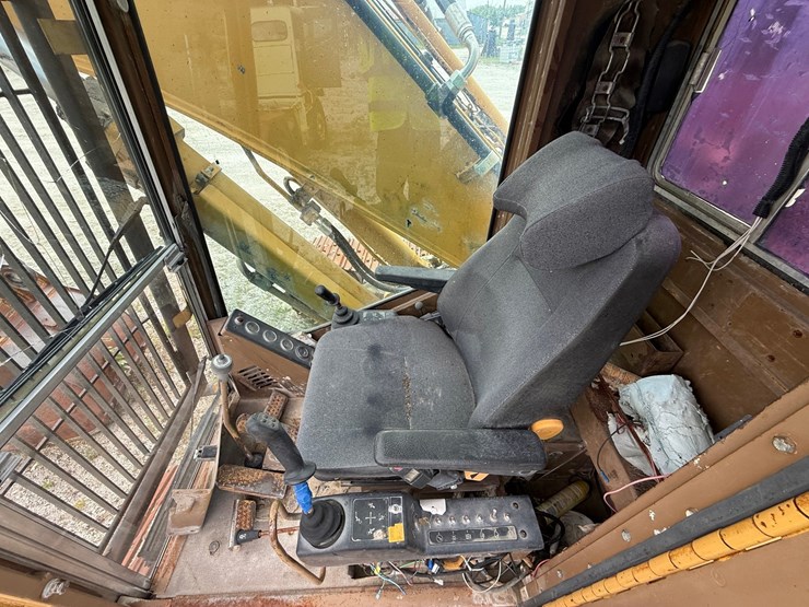caterpillar-235b-image-36