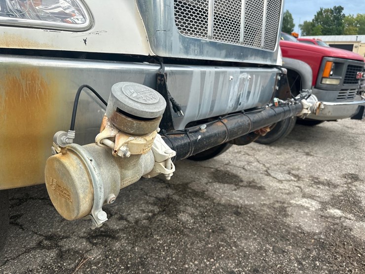 2006-peterbilt-335-image-29