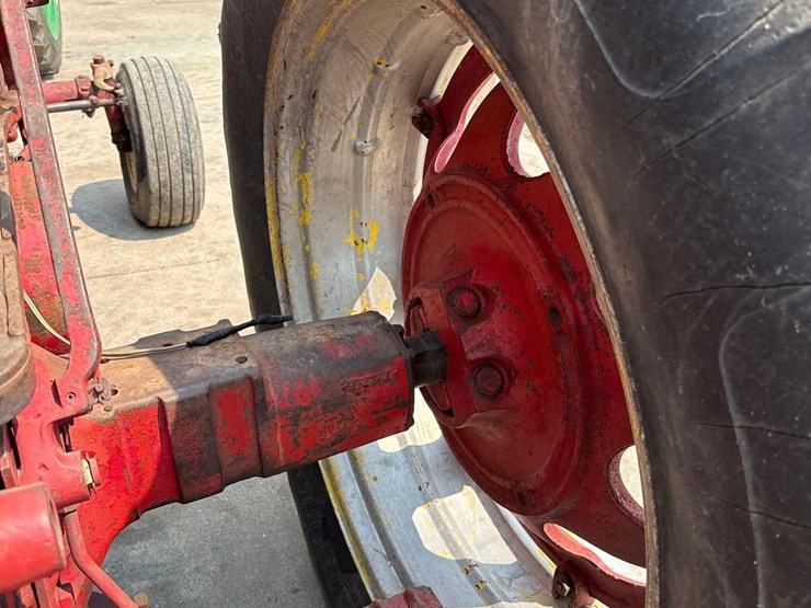 farmall-560-diesel-tractor-image-30