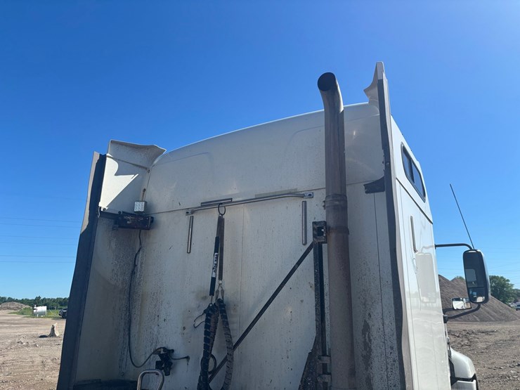 #2161-•-2015-mack-cxu600-sleeper-cab-truck-tractor-image-22