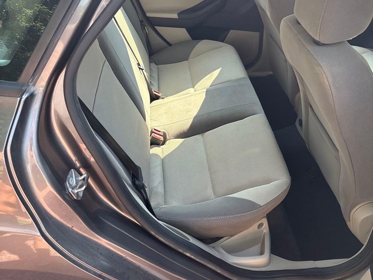 2014-ford-focus-se-car-image-31