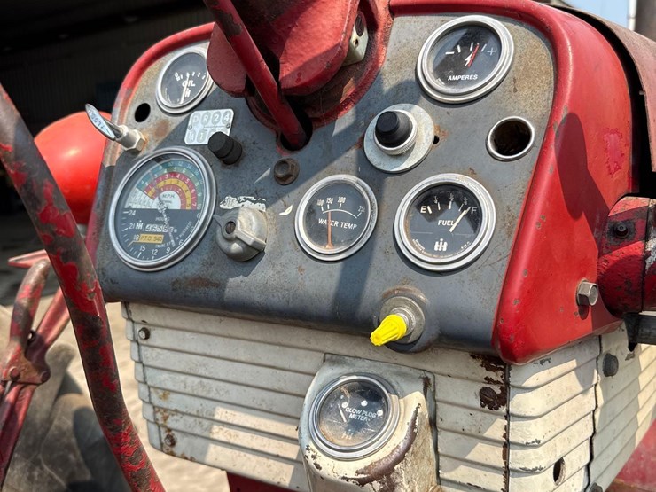 farmall-560-diesel-tractor-image-32