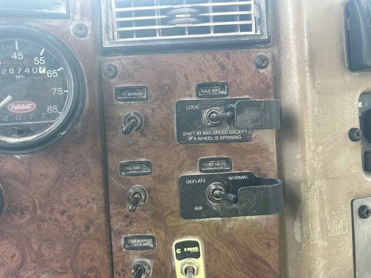 2006-peterbilt-335-image-43