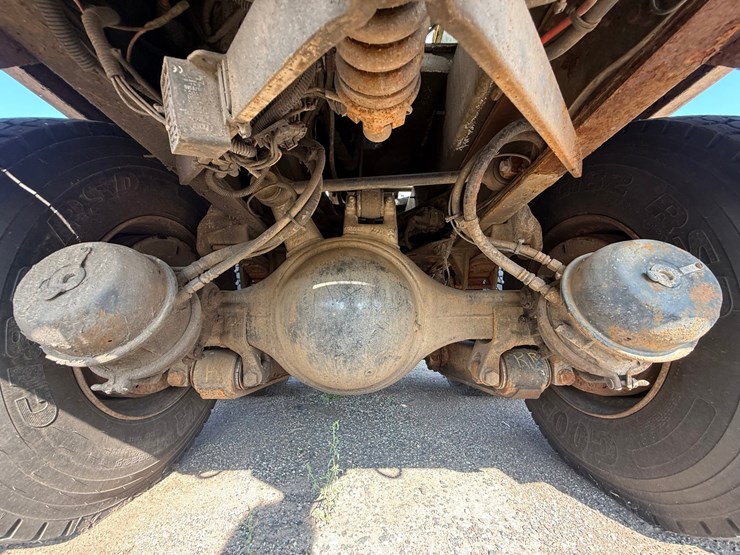 2003-freightliner-fl80-image-41