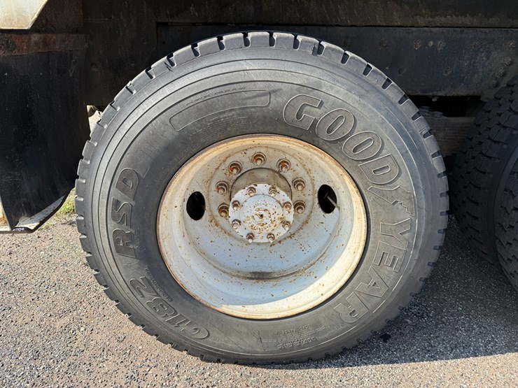 2003-freightliner-fl80-image-116