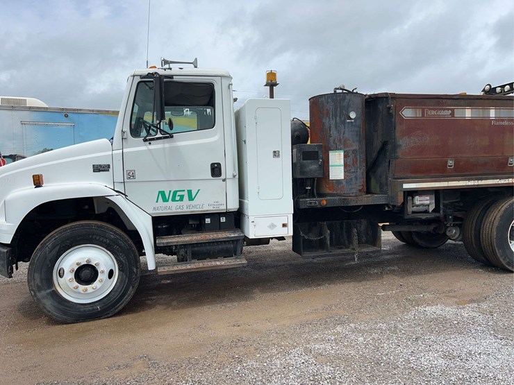 2004-freightliner-fl70-image-14