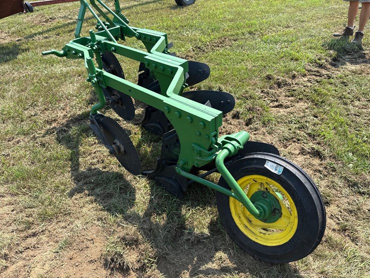 john-deere-3-bottom-plow-image-3
