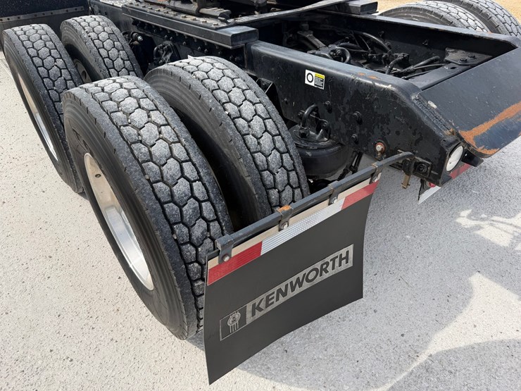 2016-kenworth-w900l-image-17