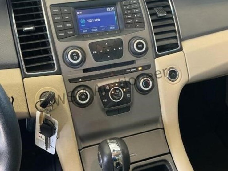 2015-ford-taurus-sdn-image-19