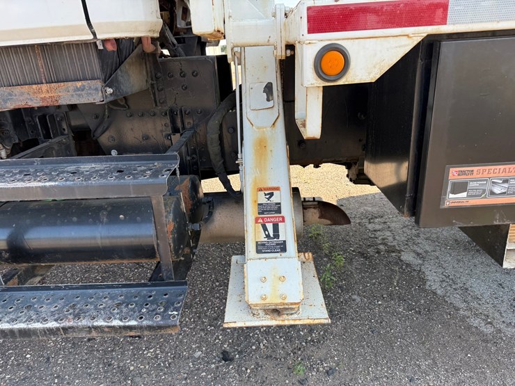 2003-freightliner-fl80-image-33
