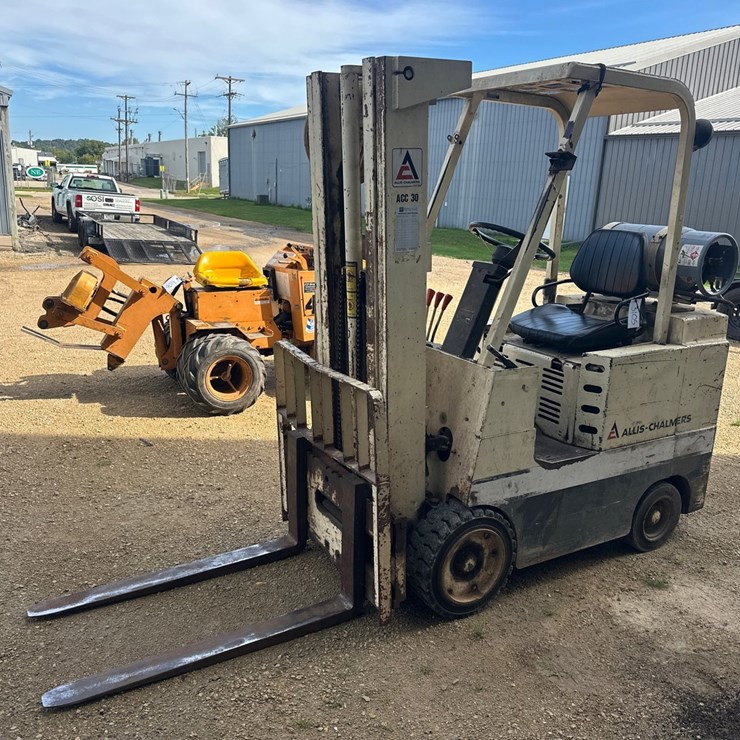 #3105 • Allis Chalmers ACC30 Forklift